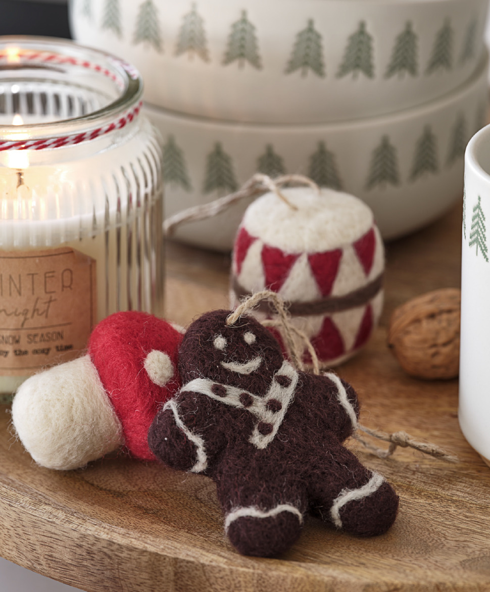 Vilten kerstboomdecoraties in de vorm van een peperkoekmannetje, trommel en paddenstoel