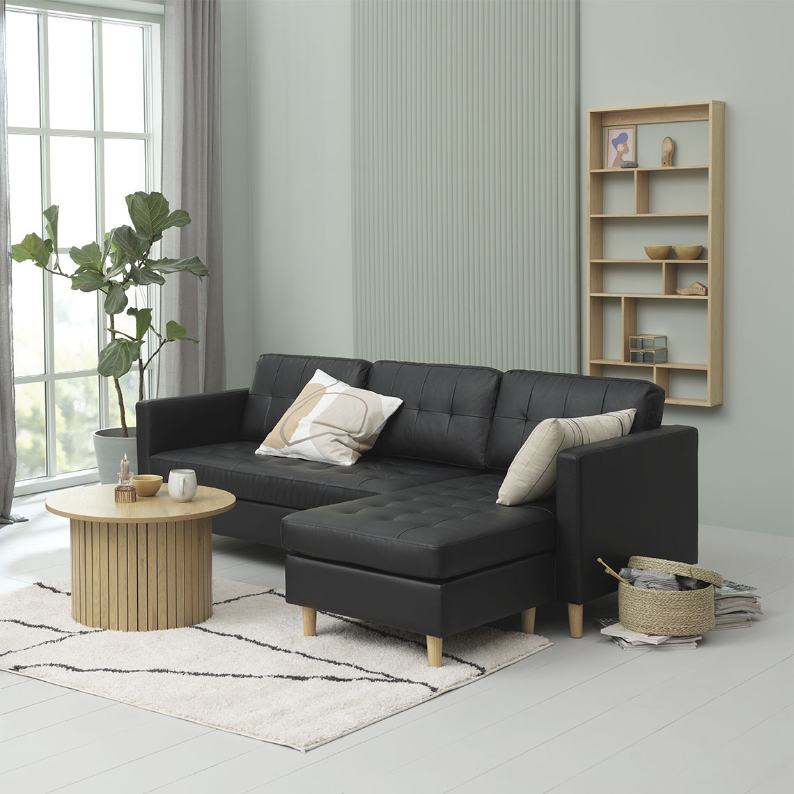 Zwarte chaise longue bank in synthetisch leer gecombineerd met houten meubilair