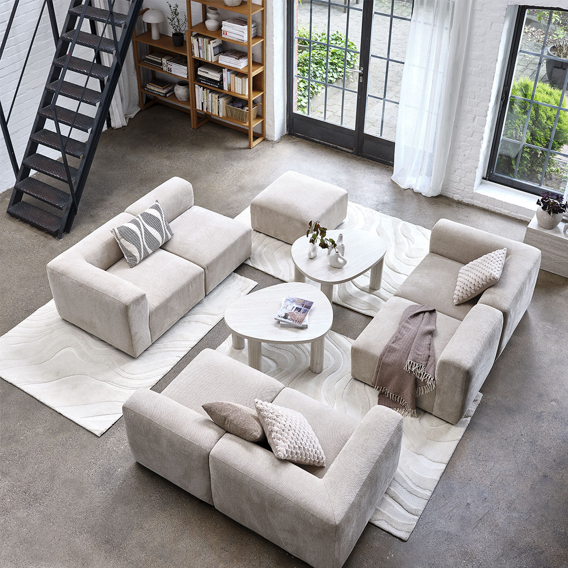 SKEJBY modulaire bank Losse modules van beige modulaire bank gevormd in een woonkamer