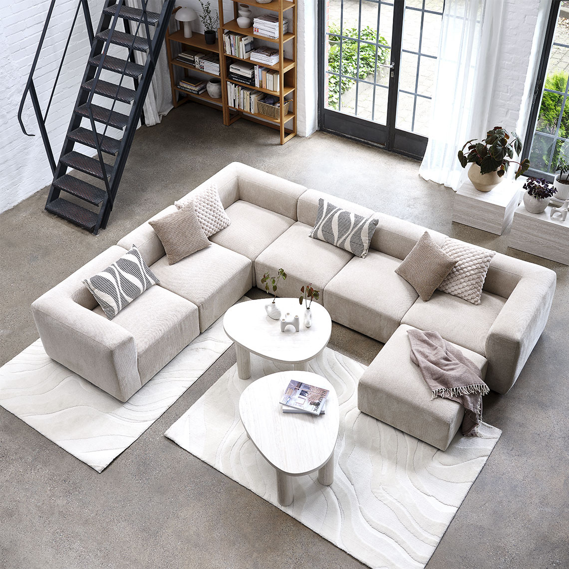 SKEJBY modulaire bank Modules van beige modulaire bank gevormd in een U-vorm in een woonkamer