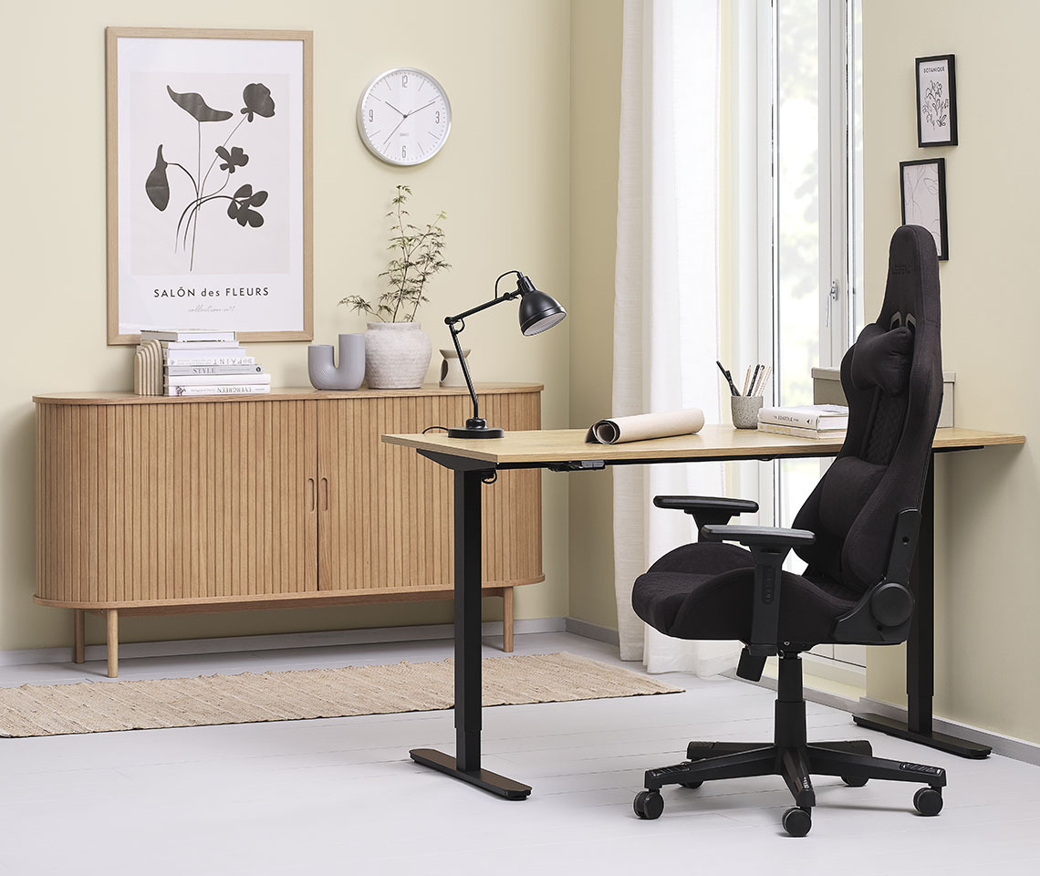 Thuiskantoor met SVANEKE zit-sta bureau, NIBE gamestoel en LYNGVIG dressoir Gezellige kantoorinrichting met een zit-sta bureau, gamestoel en dressoir