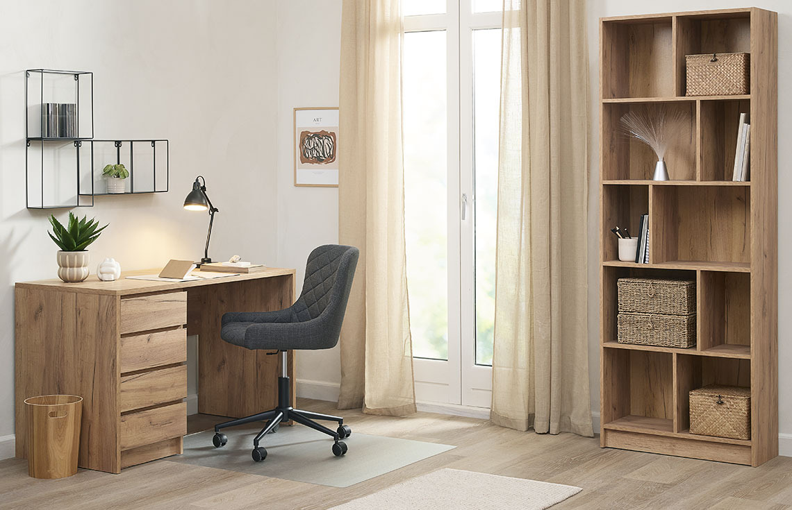 LIMFJORDEN bureau, PEBRINGE bureaustoel en MOSBJERG boekenkast Thuiskantoor met bureau, comfortabele bureaustoel en boekenkast