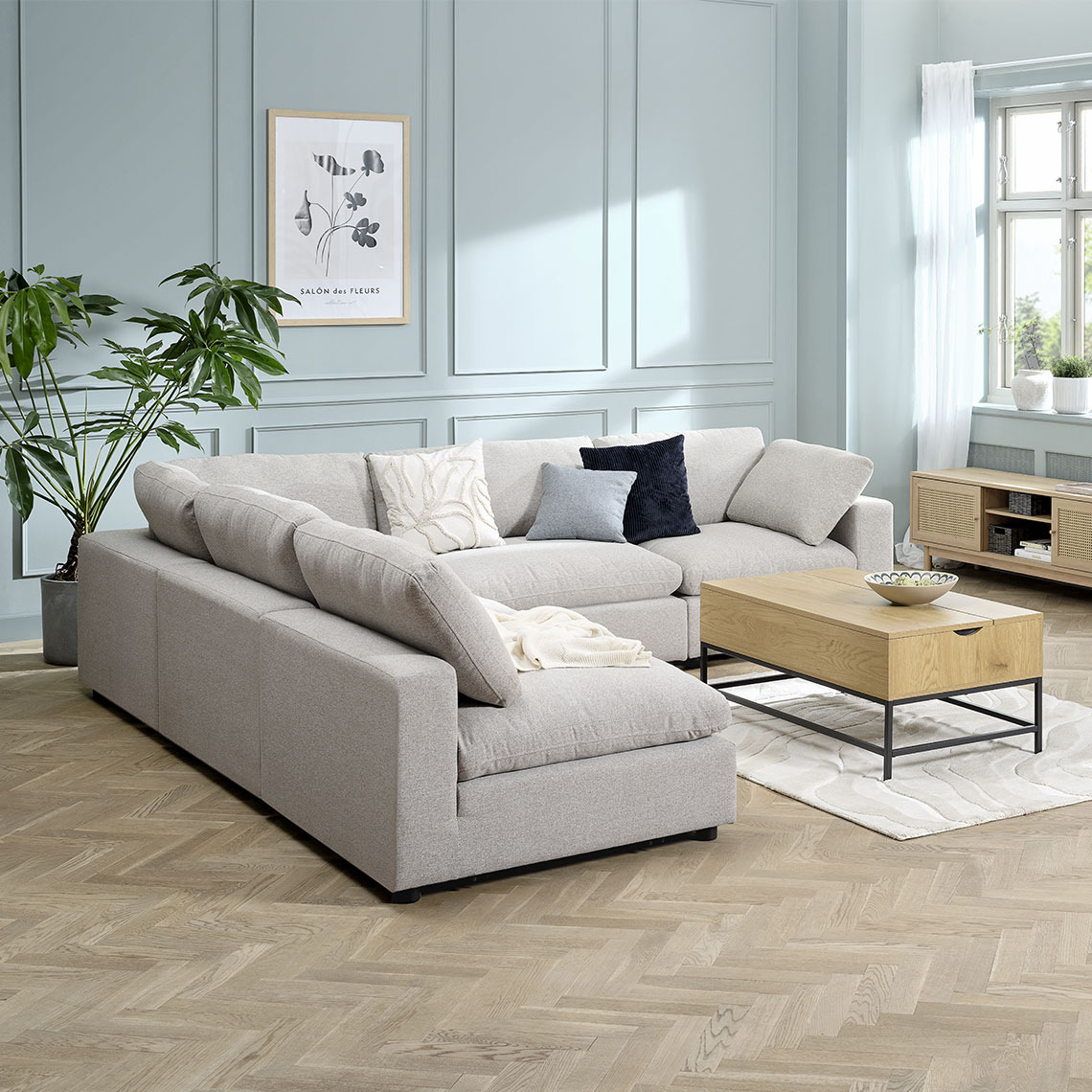 LUNDBY modulaire bank Modules van beige modulaire bank gevormd in een L-vorm in een woonkamer