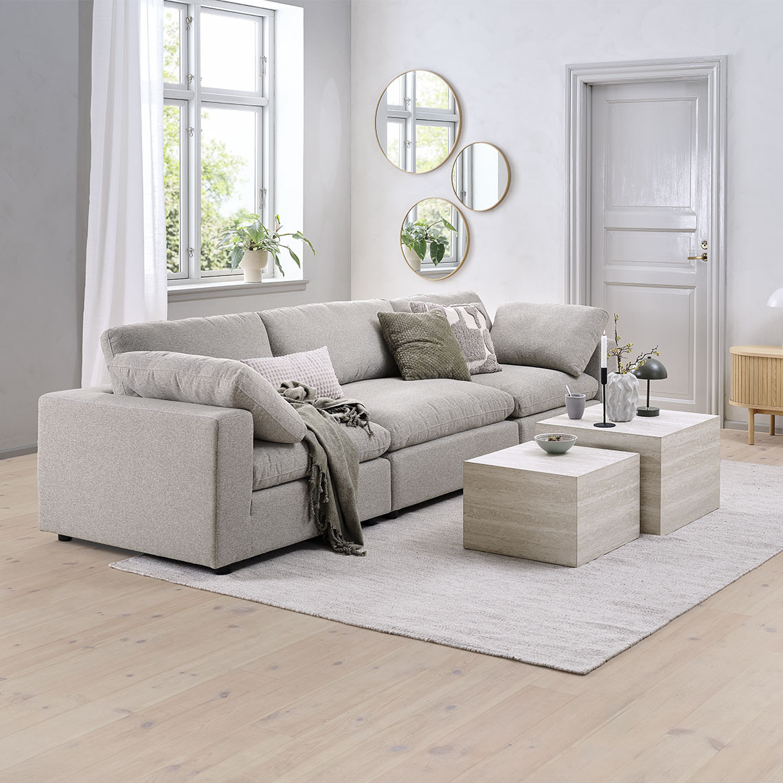 LUNDBY modulaire bank Modules van beige modulaire bank gevormd in een 3-zitsbank in een woonkamer