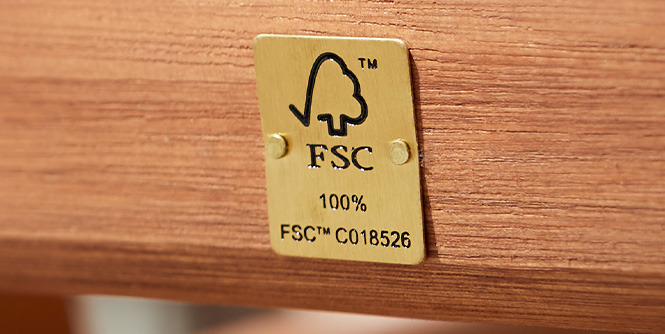 Metalen plaatje met het FSC-label op een harthouten meubel