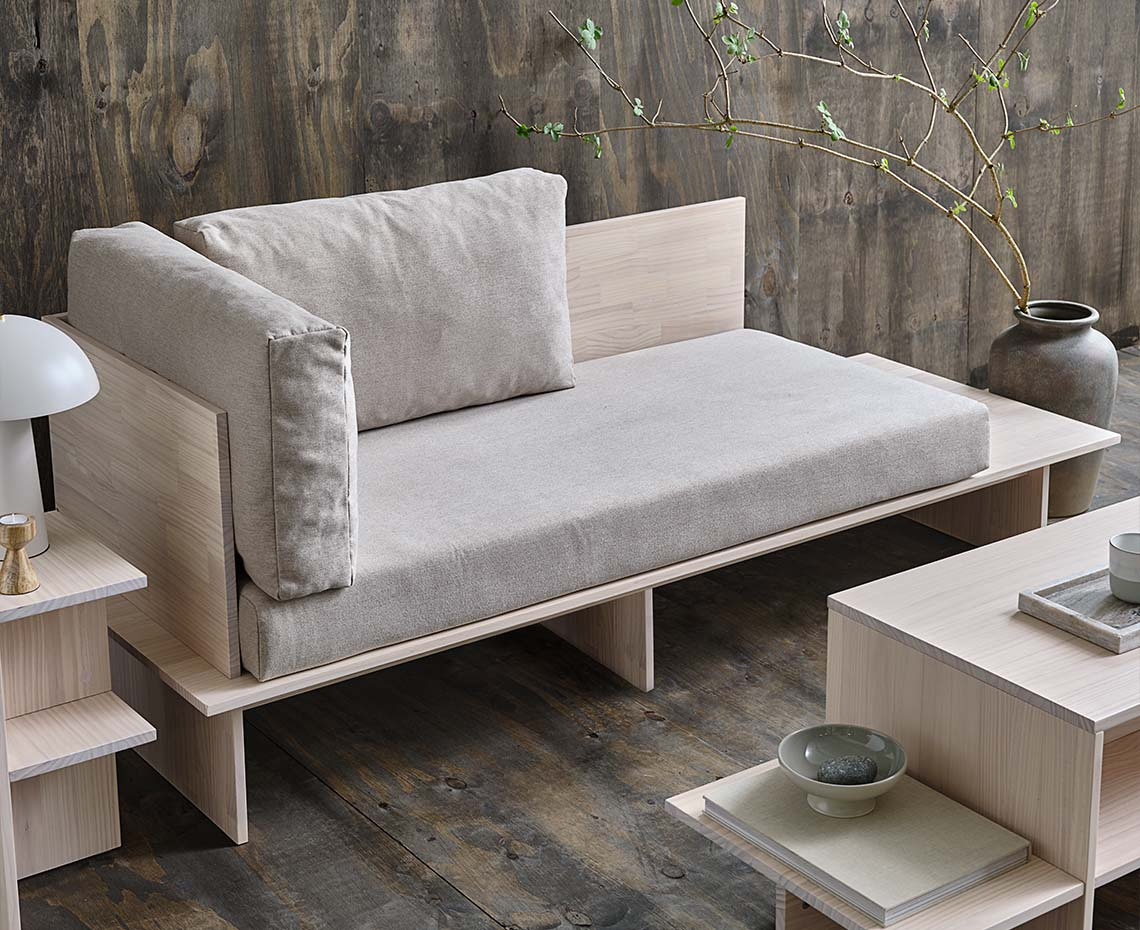 Van grenenhout gemaakte daybed in Japandi-stijl