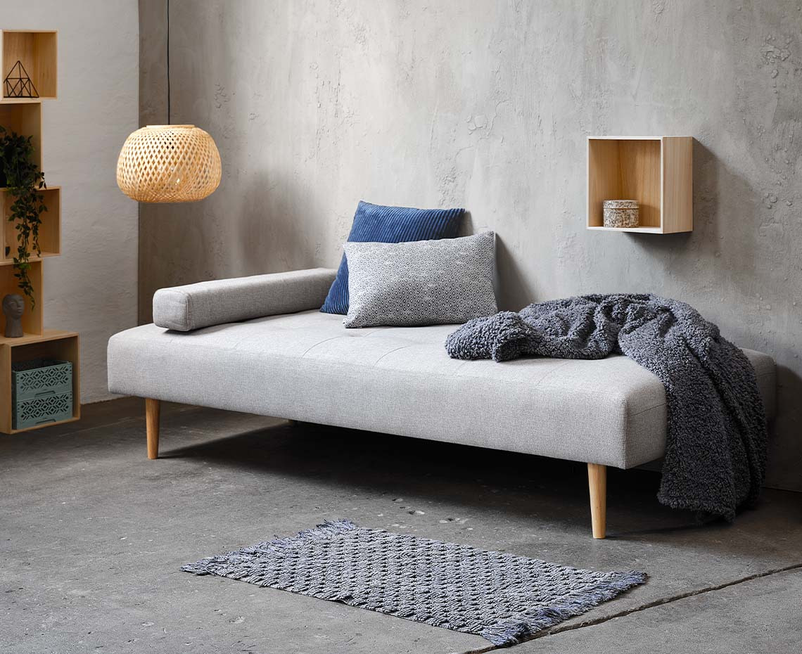 Lichtgrijze moderne daybed met sierkussens