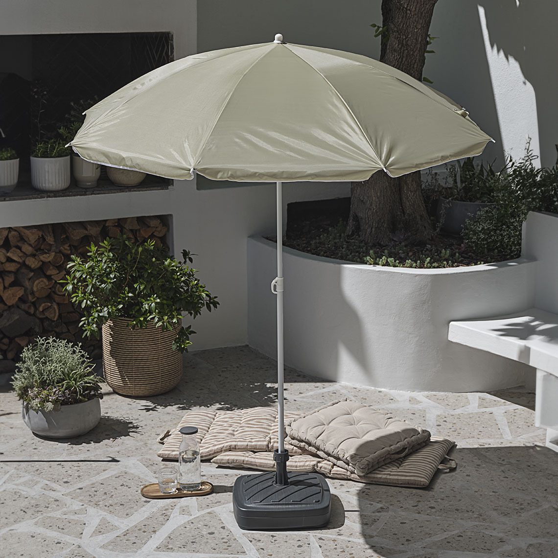 Kleine parasol op een terras met kantelfunctie en verstelbare hoogte