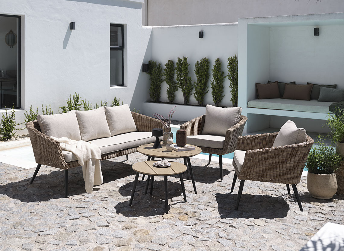 Tuin loungeset van polyrattan op een terras