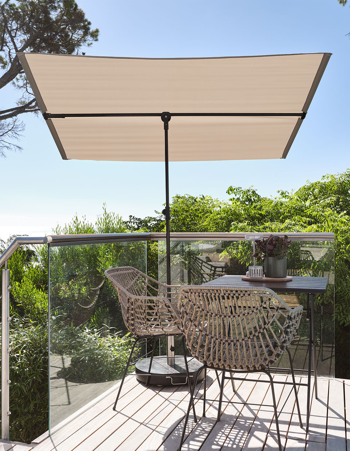 Balkonparasol op een balkon met een bistroset