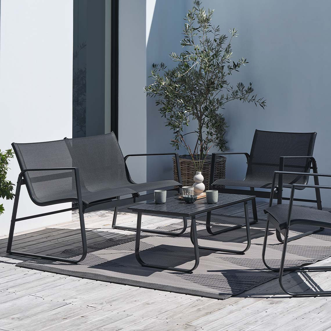HORNSLET onderhoudsvrije tuin loungeset Onderhoudsvrije tuin loungeset in zwart op een terras