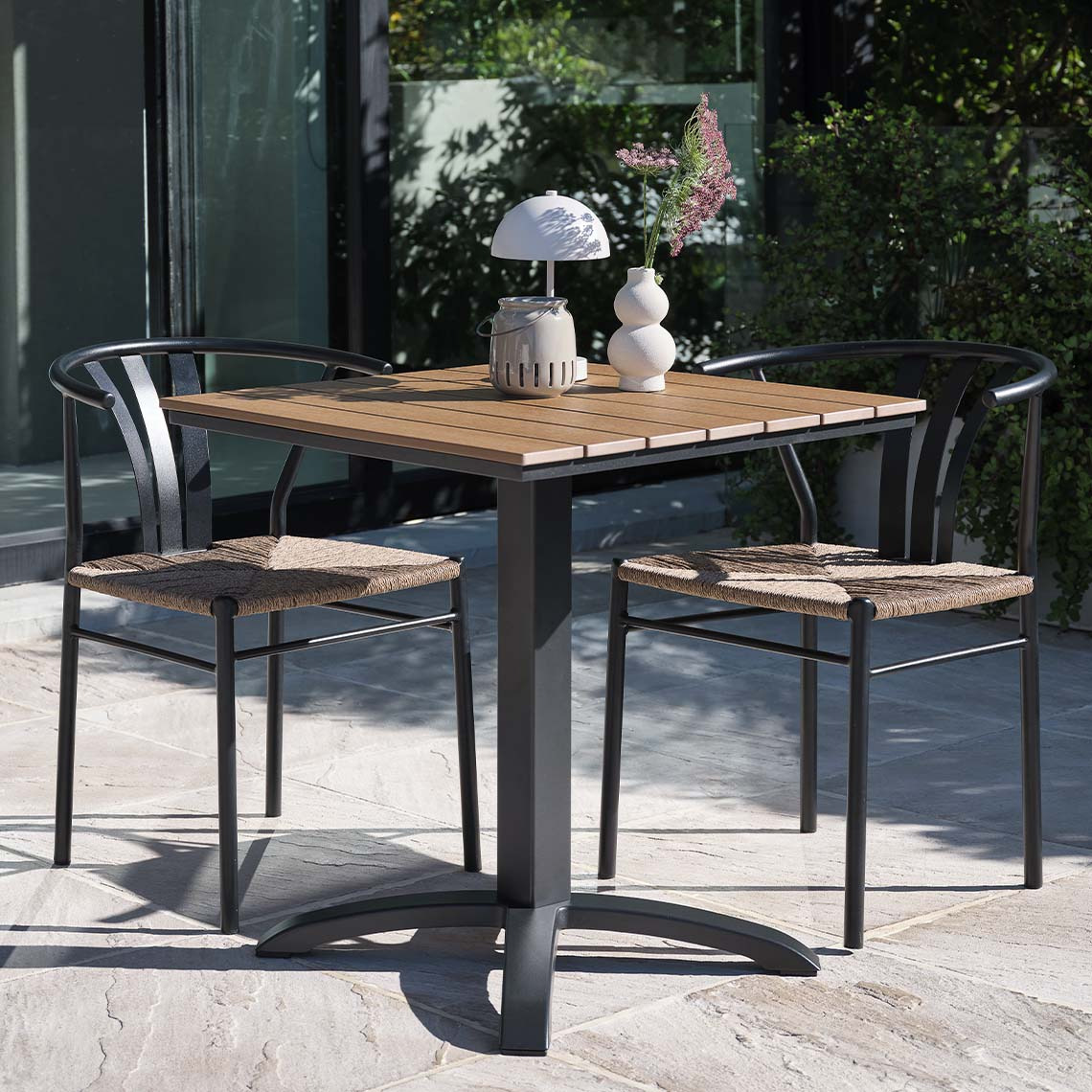 Onderhoudsvrije HOBRO bistrotafel en TAGMARK tuinstoelen Onderhoudsvrije tuintafel en tuinstoelen in moderne stijl op een terras