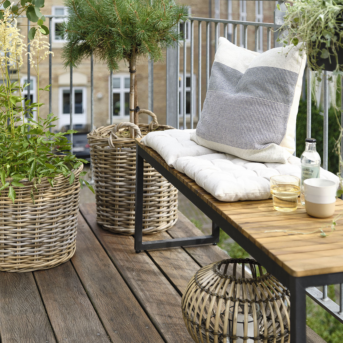UGILT tuinbank Tuinbank van hout en metaal op een klein balkon met planten en plantenbakken