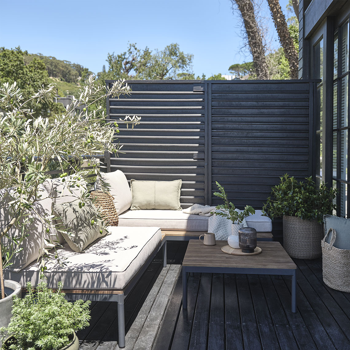 HOU loungeset Loungeset op een klein balkon met planten en plantenbakken