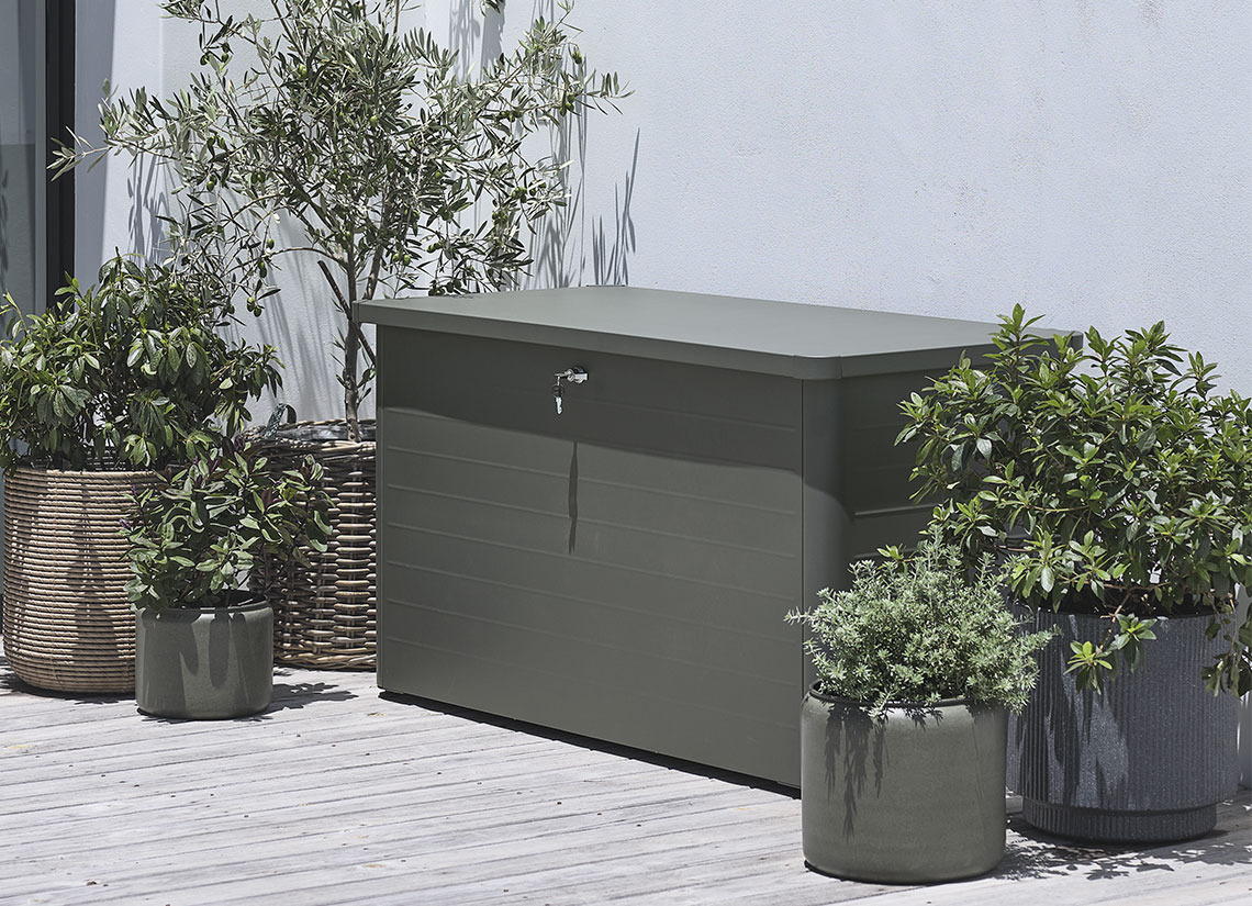 DREJET kussenbox Grijze kussenbox op een balkon met planten en plantenbakken