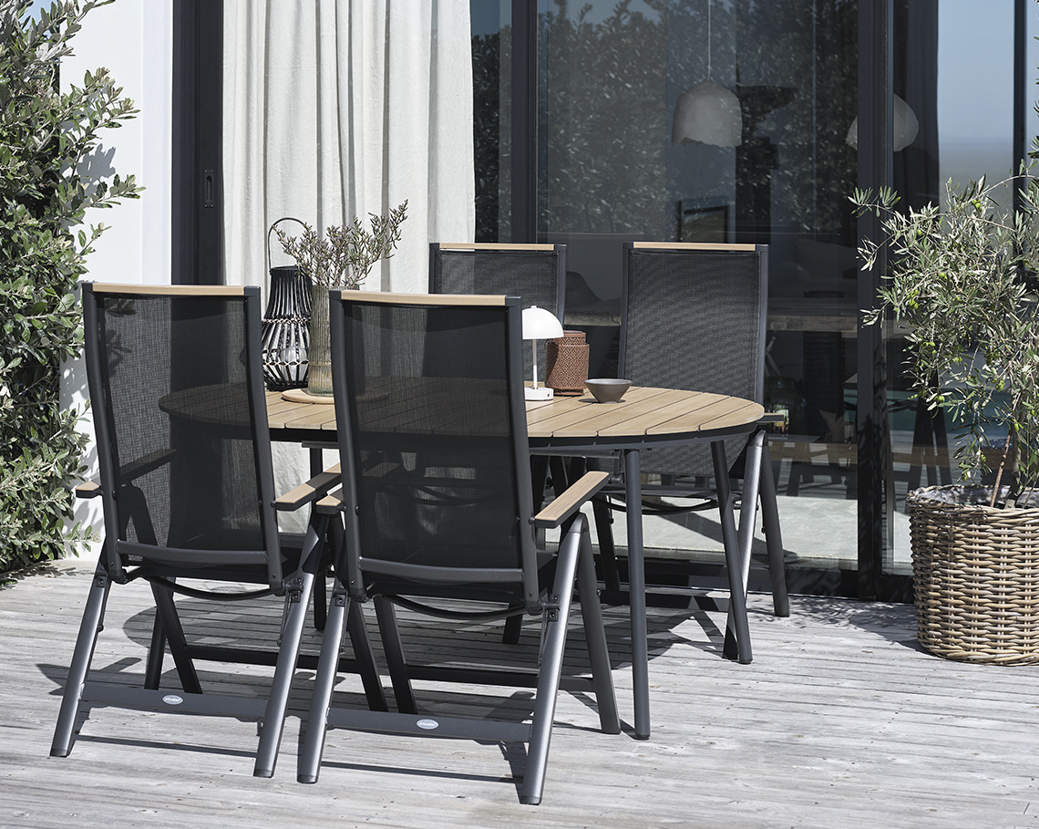 TAGEHOLM tuintafel met BREDSTEN tuinstoelen Ovalen tuintafel met tuinstoelen op een terras