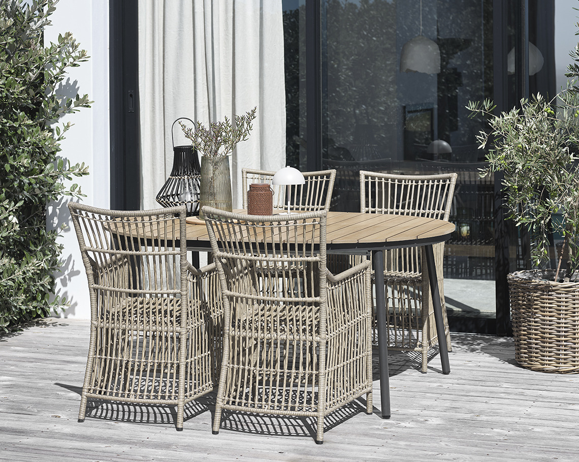 TAGEHOLM tuintafel met FJELLERUP tuinstoelen Ovalen tuintafel met vier tuinstoelen op een terras