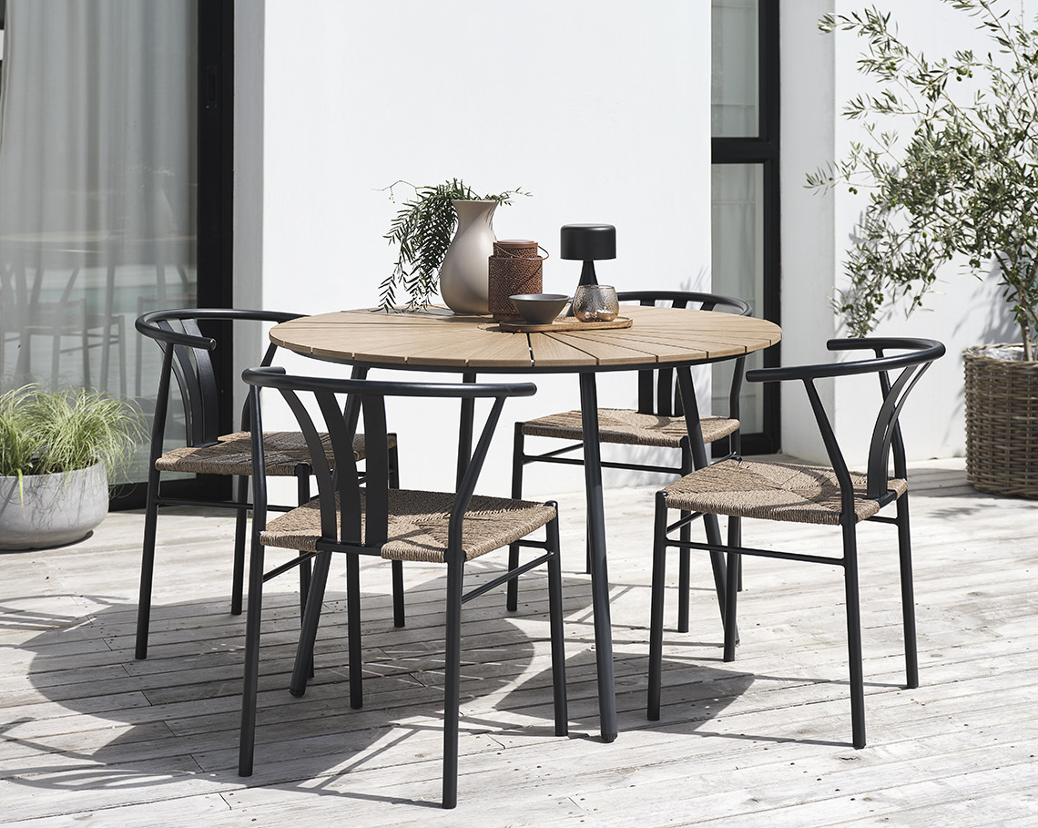 RANGSTRUP tuintafel met een diameter van 130 cm en TAGMARK tuinstoelen Ronde tuintafel met vier tuinstoelen op een terras
