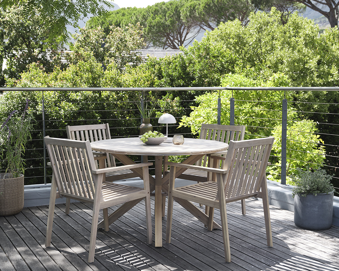 FUGLSAND tuintafel en RADSTED tuinstoelen Ronde tuintafel met vier tuinstoelen op een terras
