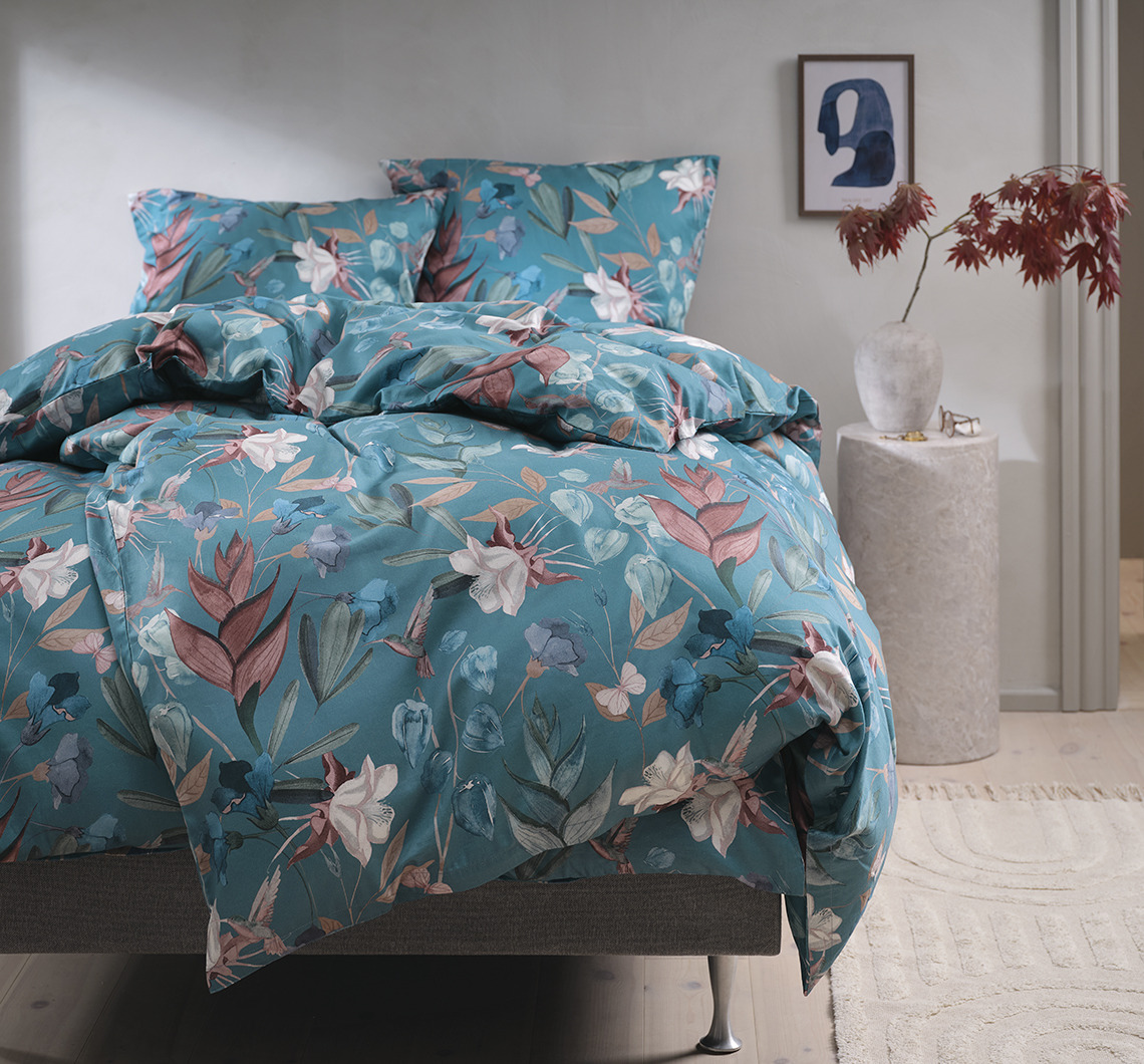 Bloemen dekbedovertrek in een slaapkamer
