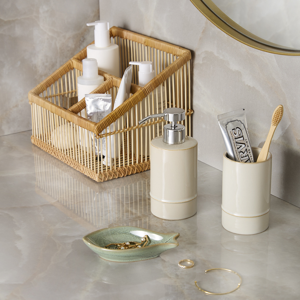 Bamboe badkamerorganizer, zeepdispenser en tandenborstelhouder in een badkamer