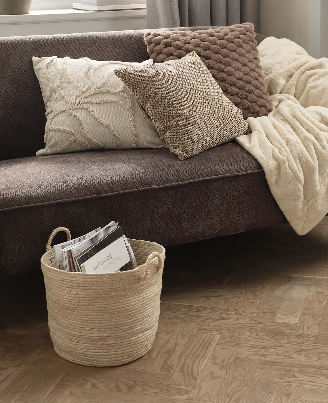 De JUSTIN mand is gemaakt van maïsbladeren Een handgemaakte gevlochten mand van maïsbladeren in een natuurlijke beige kleur