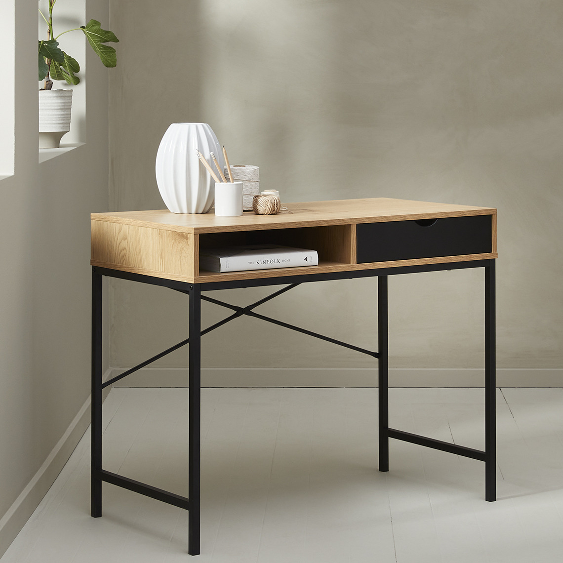 Klein bureau met een lade en een plank