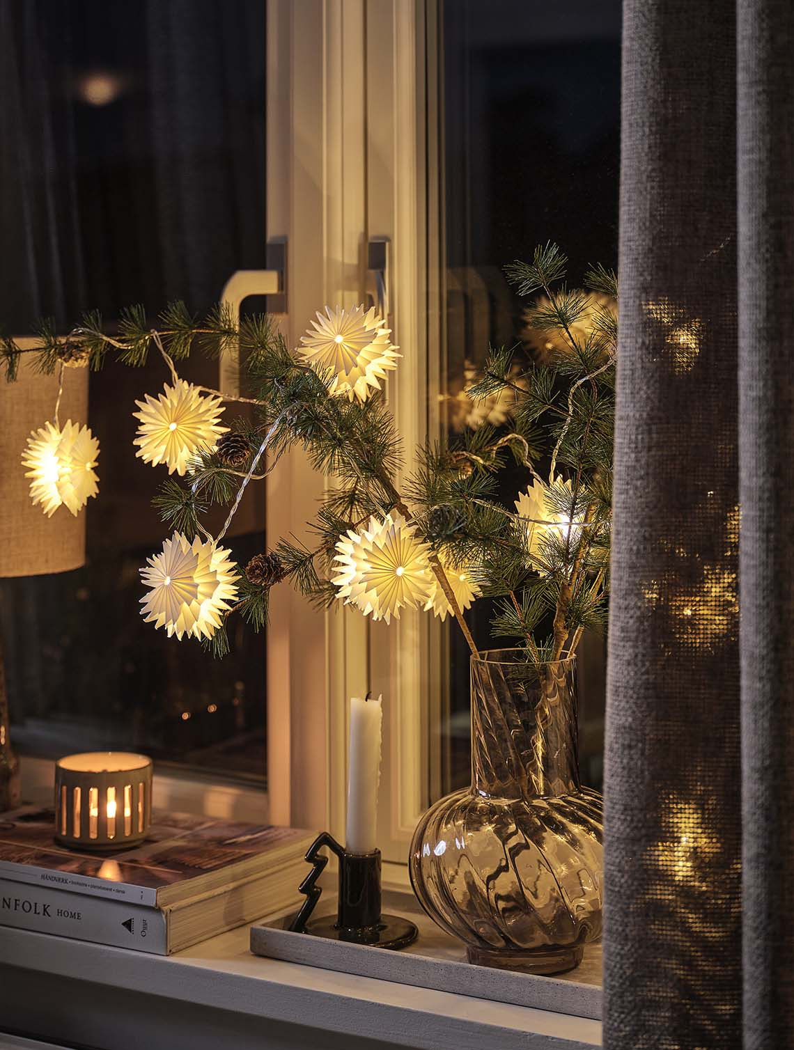 PLATIN lichtsnoer met LED sterren en een timer Lichtsnoer van kerststerren op dennetakken in een vaas die de vensterbank verlicht