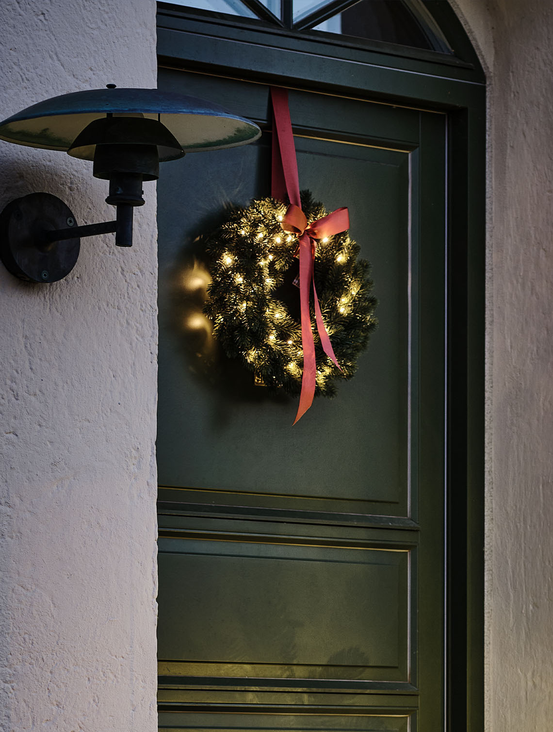 FENRIS kerstkrans met LED-verlichting en een timer Outdoor Christmas wreath lit up with small lights hung on a door
