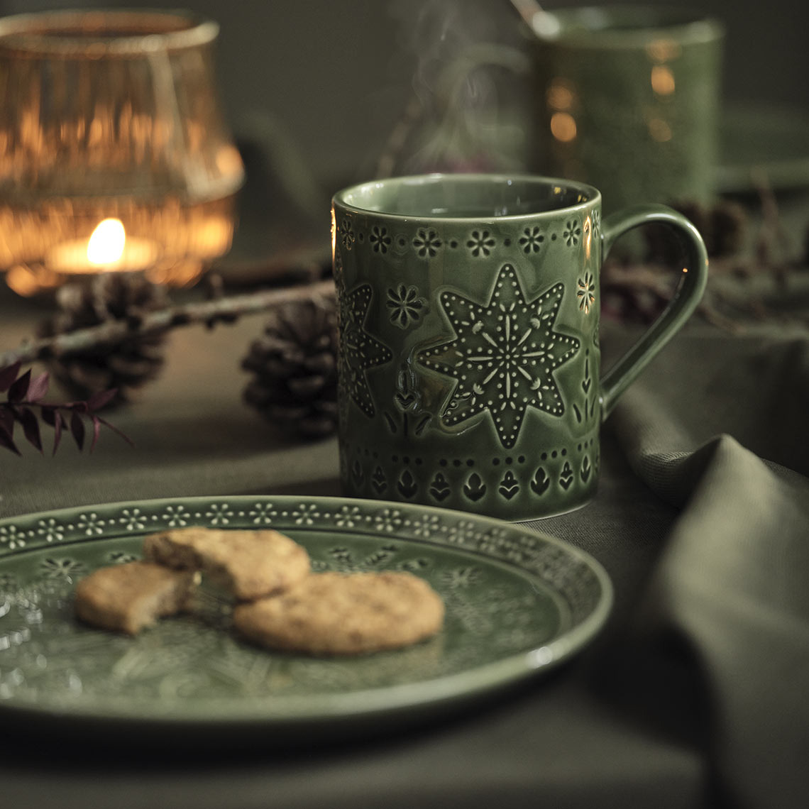 Groen kerstbord een een mok op een kersttafel