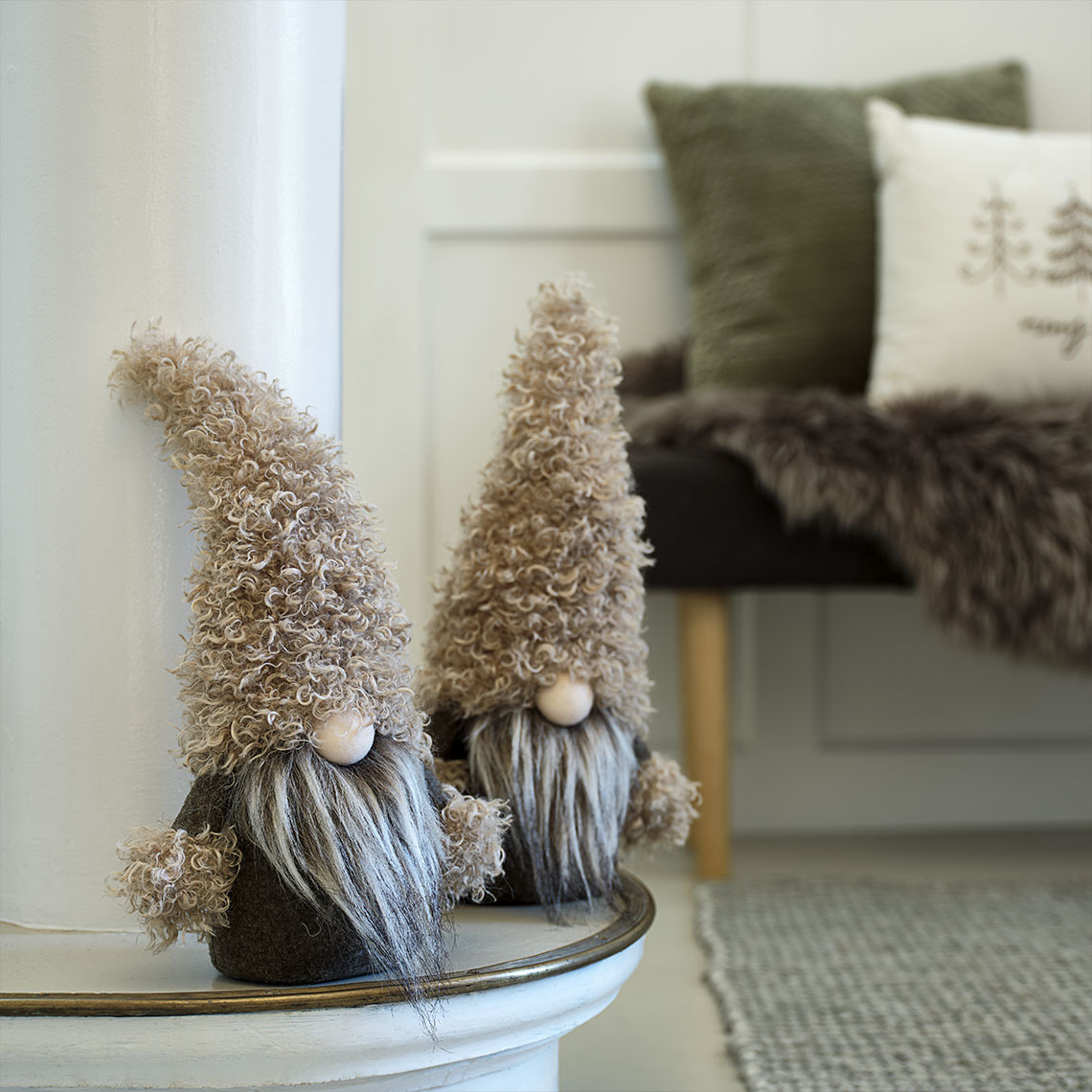 LARVIKIT kerstelf in zachte kleuren van groen en bruin Kleine decoratieve kerstelfen in groene en bruine tinten op een dressoir