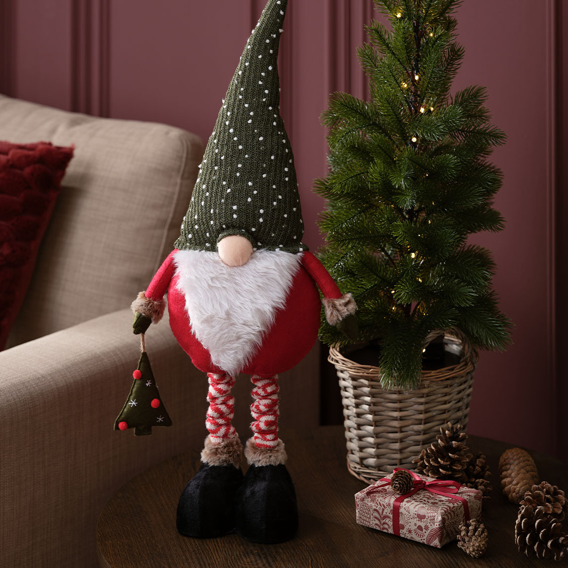 De KULDE kerstelf heeft een schattig neusje en een grote, witte baard Scandinavische kerstelf met knoopneus, witte baard en grijze hoed