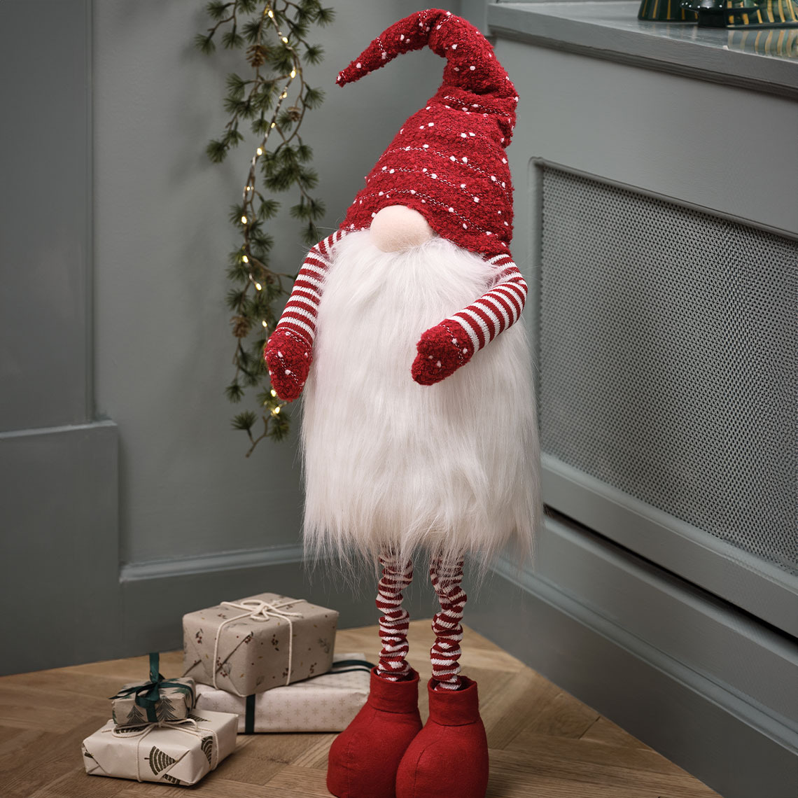 NAT kerstelf Lange kerstelf met rode muts en grote baard