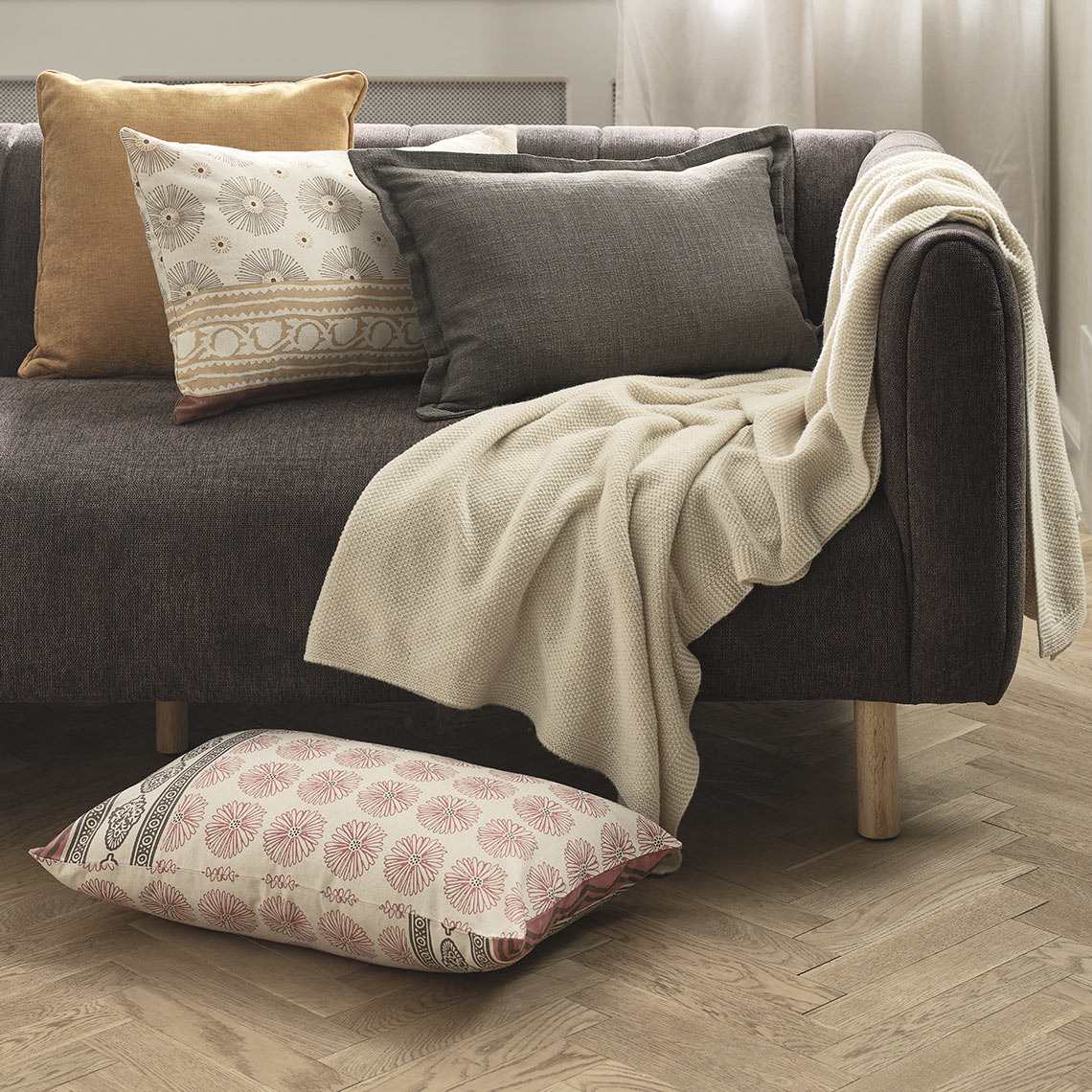KATTEFOT sierkussen met patroon en HUMLE plaid Sierkussens en plaid op de bank
