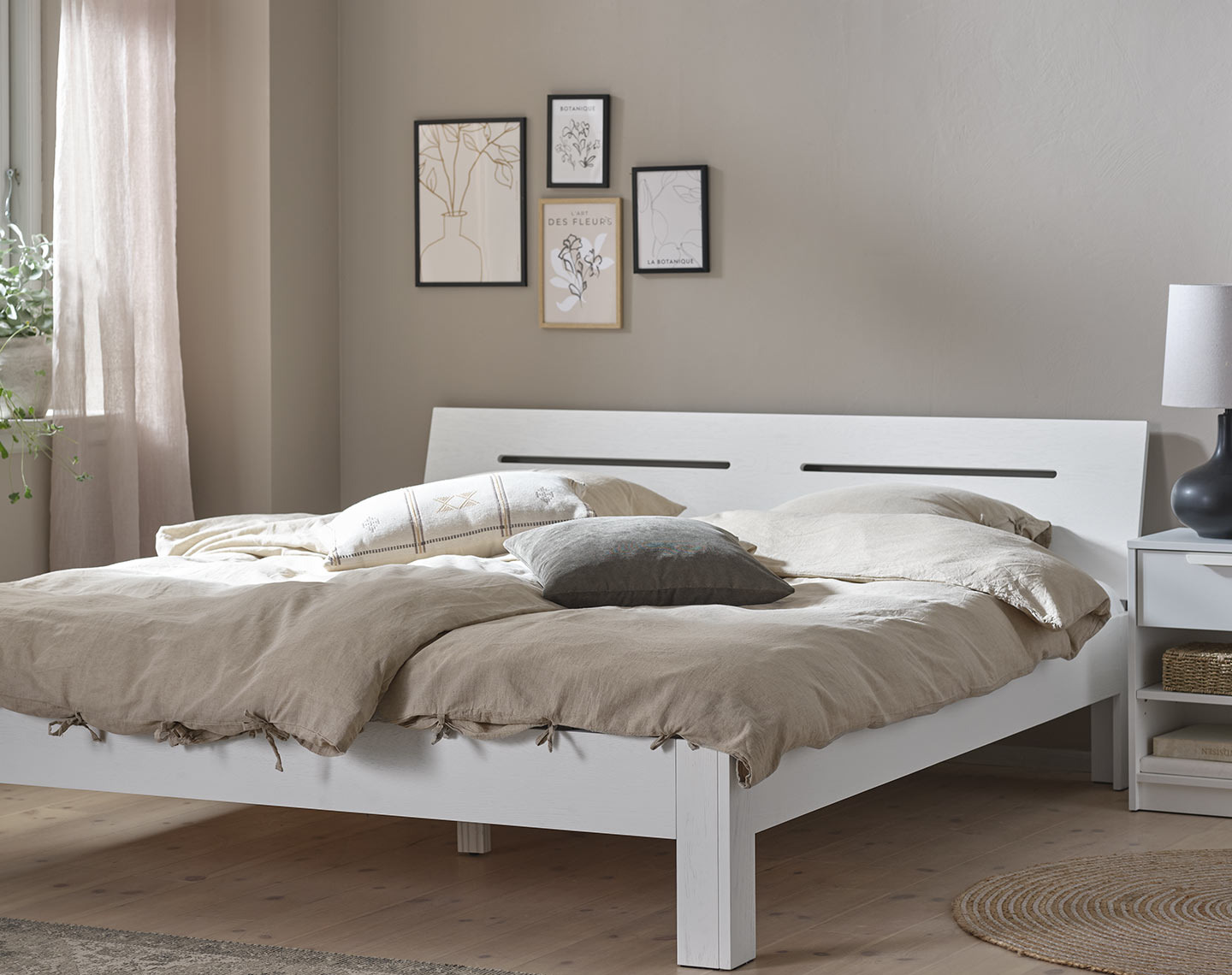 OLSKER bedframe Wit, houten bedframe in een slaapkamer