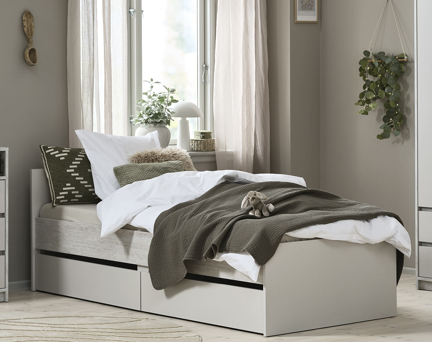 BILLUND bedframe met lades Bedframe met opbergruimte in een slaapkamer