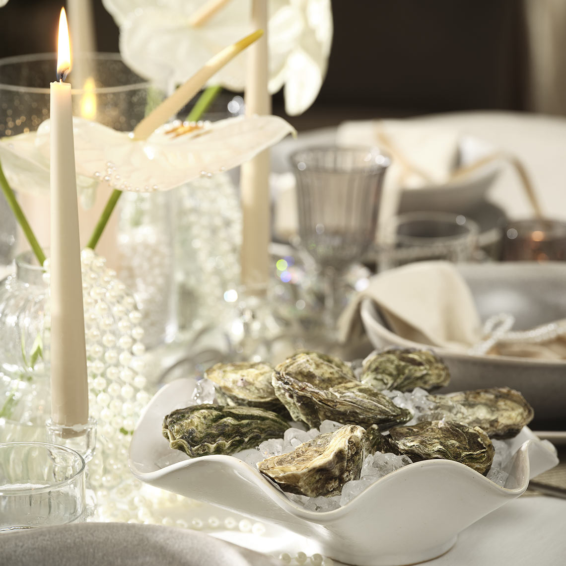 Schaal met oesters op een eettafel