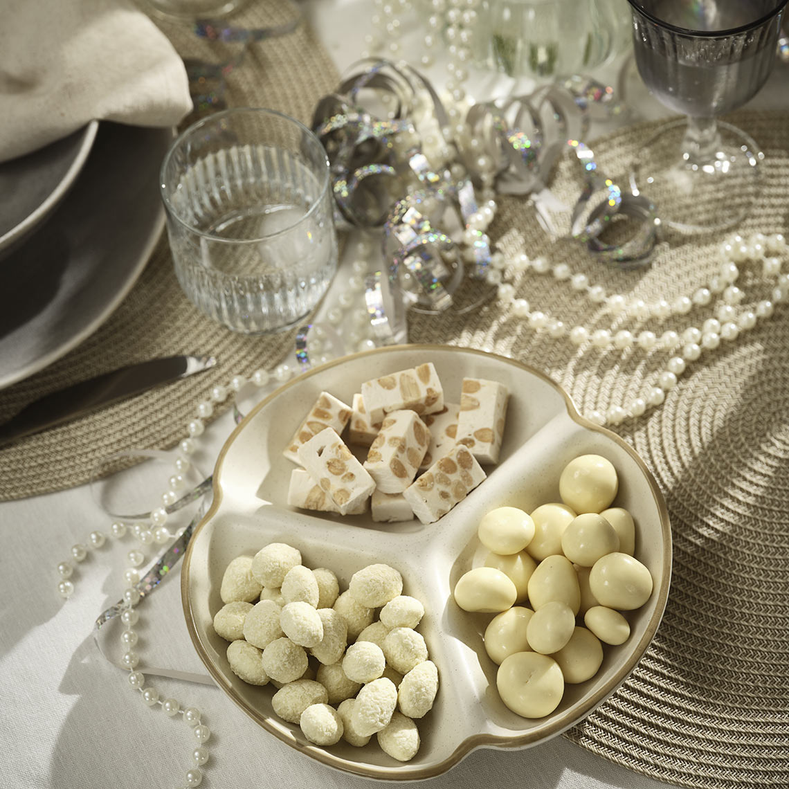 Witte schaal met drie vakken met daarop snacks