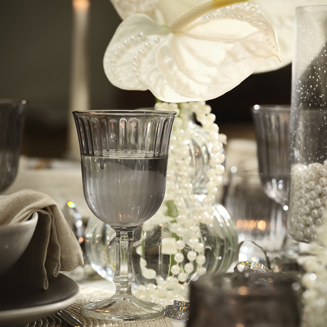 Stoffen servet, wijnglazen en decoratie op de eettafel