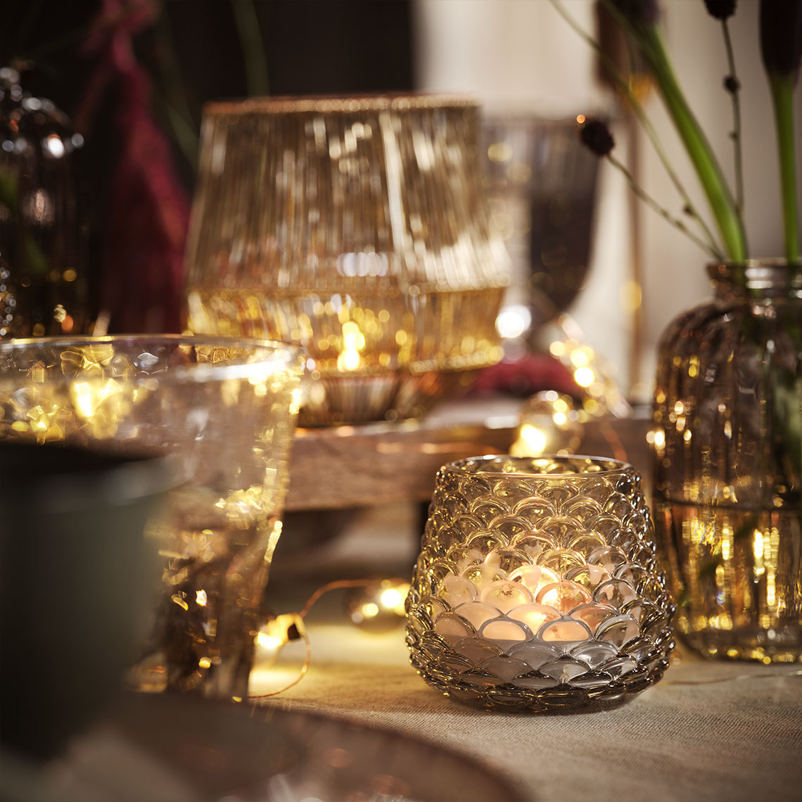 BIFROST theelichthouder Eettafel verlicht door theelichtjes in theelichthouders