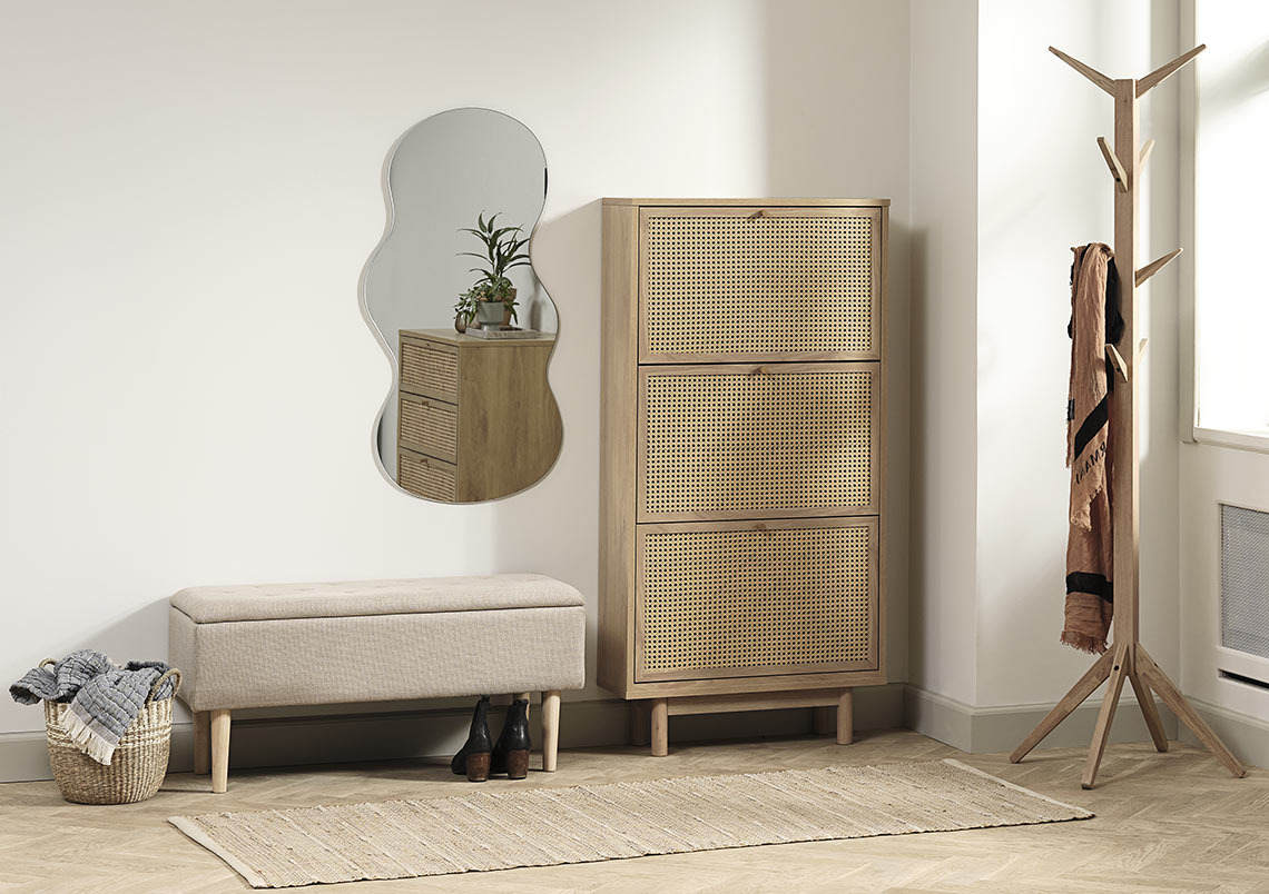 Hal met bank en schoenenkast