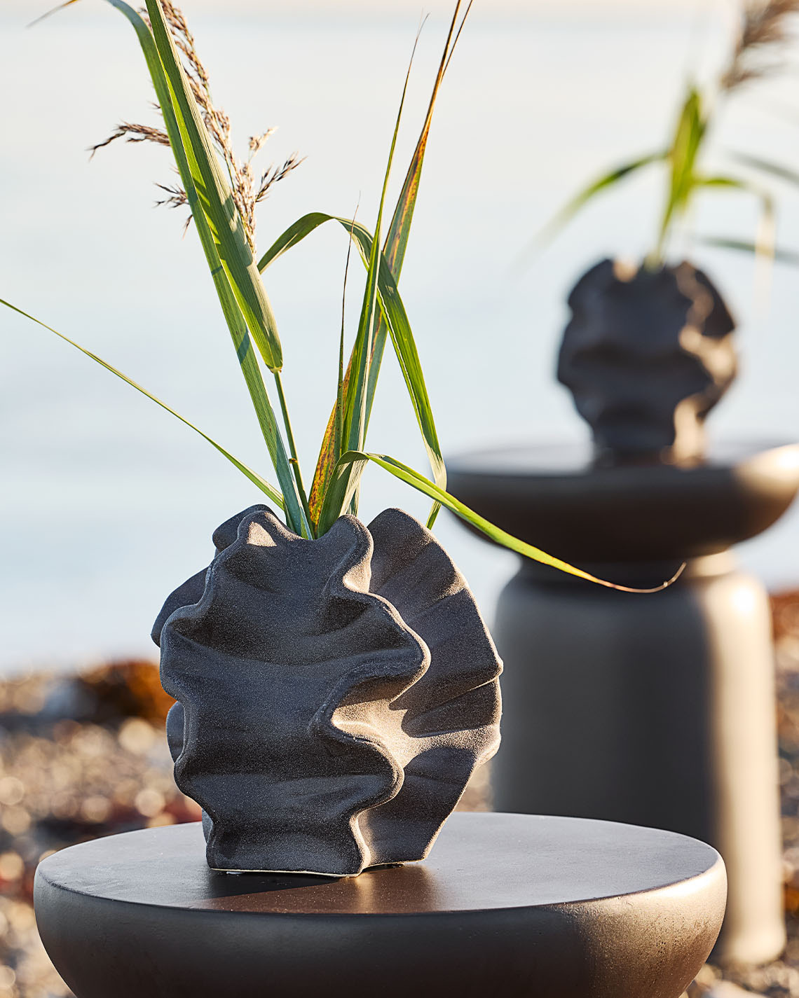 VILHELM vaas Organische vaas op bijzettafel op een strand
