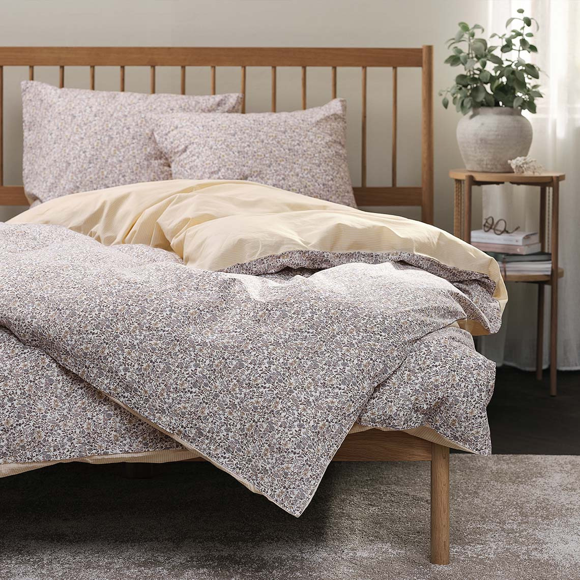 NIKOLINE dekbedovertrek Dekbedovertrek met bloemmotief in zachte paarse en gele kleuren