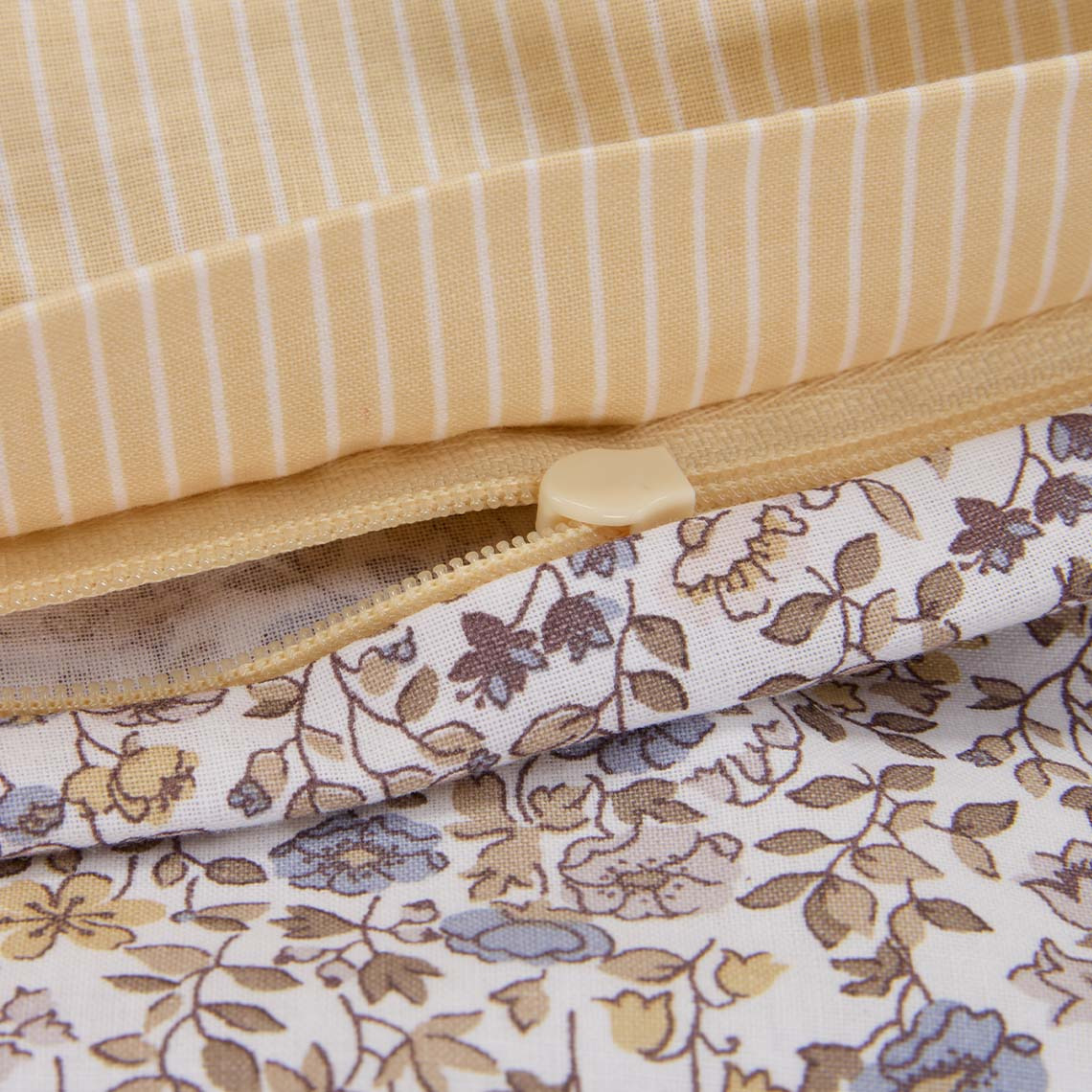 NIKOLINE dekbedovertrek Dekbedovertrek met bloemmotief in zachte paarse en gele kleuren