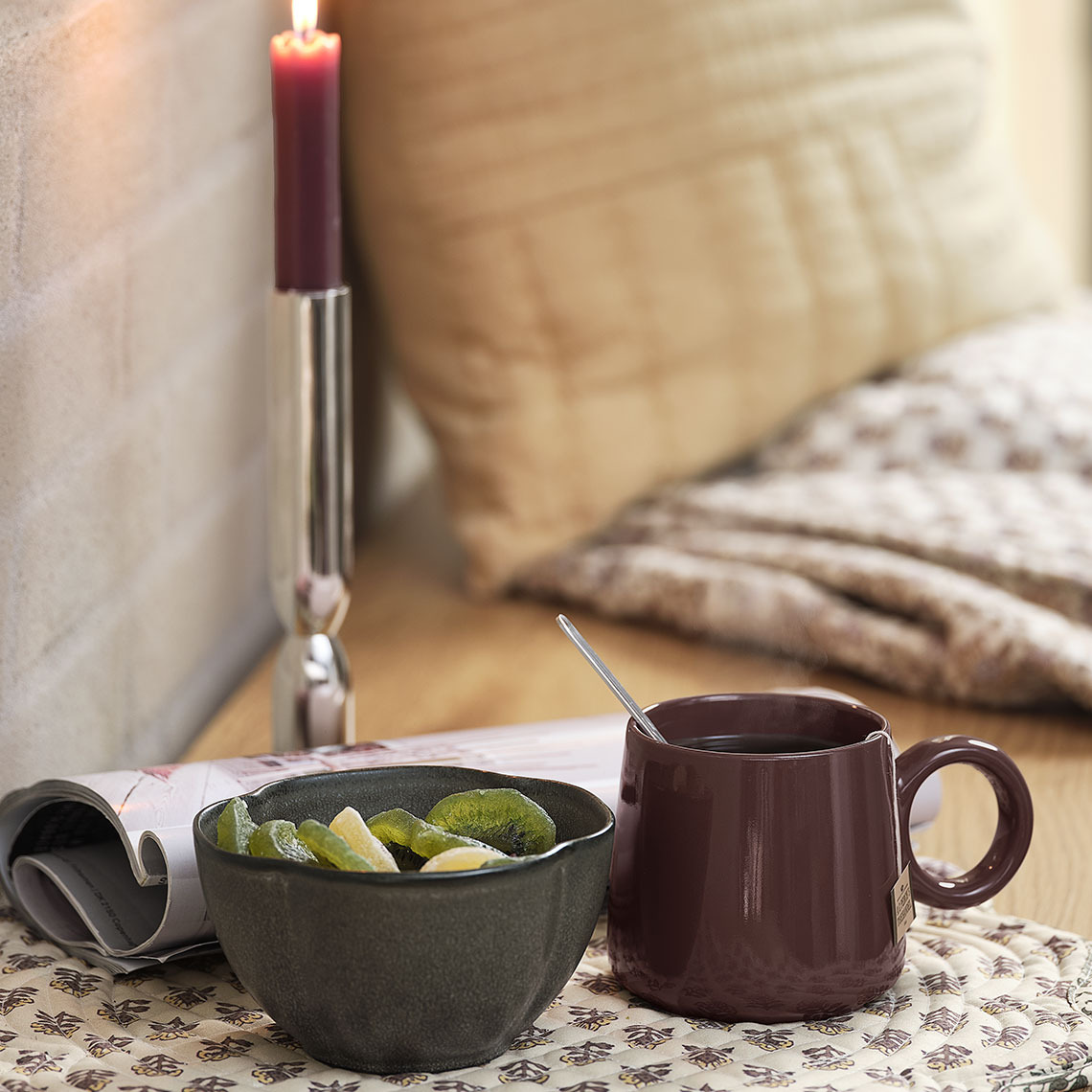 Schaal en mok op een placemat