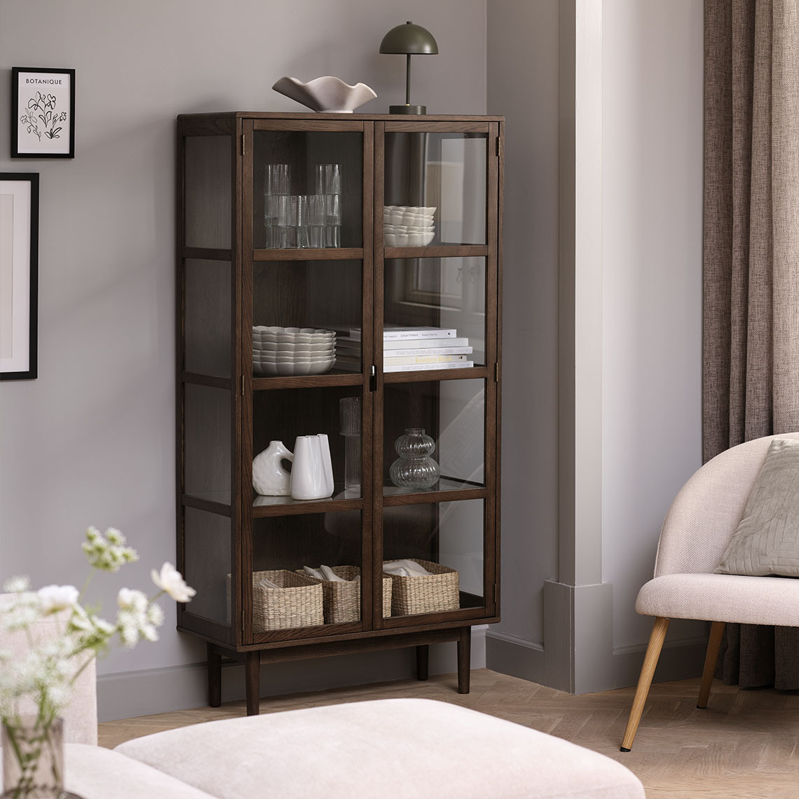 Hoge vitrinekast gemaakt van FSC®-gecertificeerd massief eikenhout en eikenfineer in een donkere kleur