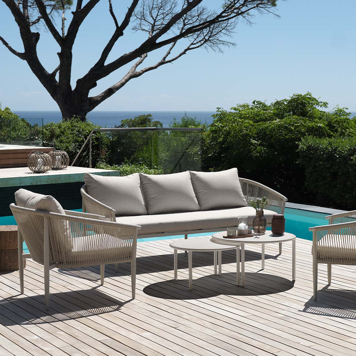 KIRKENES onderhoudsvrije loungeset Lichtbeige, onderhoudsvrije loungeset op het terras bij het zwembad.