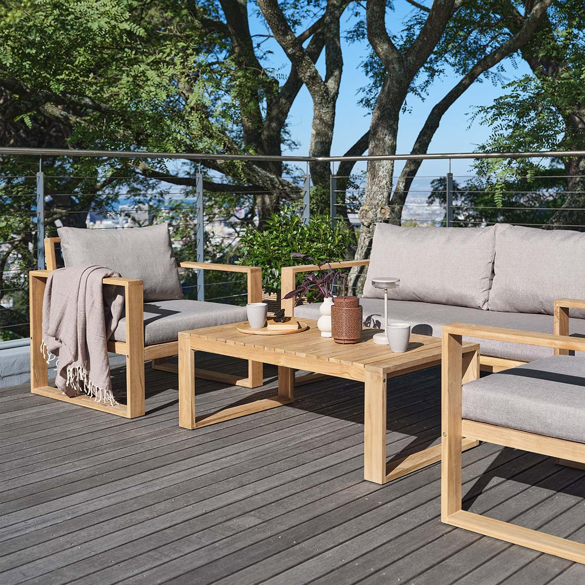 Loungeset voor buiten op het terras, gemaakt van FSC®-gecertificeerd massief teakhout
