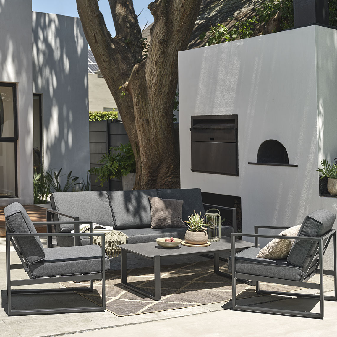 VONGE loungeset van sneldrogend materiaal Sneldrogende loungeset met zwarte kussens