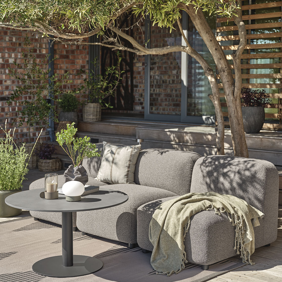 De TANE lounge modules drogen snel na een regenbui Loungebank van sneldrogend materiaal